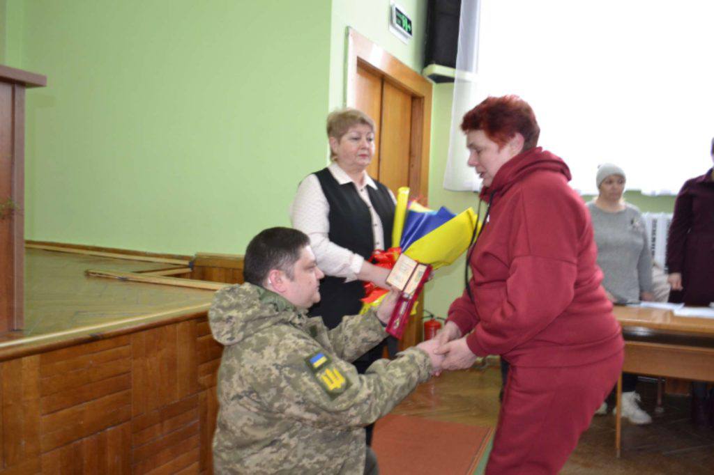 💔 На Бердичівщині вшанували воїнів-земляків: посмертний орден Герою та подяка від командування. 27 лютого в Андрушівській громаді відбулося вшанування пам’яті полеглих захисників та церемонія посмертного нагородження. Згідно з Указом Президента №881/2025, орденом «За мужність» ІІІ ступеня (посмертно) нагороджено солдата Олександра Пастовенського. Державну нагороду передали родині Героя. Під час сесії Андрушівської міської ради також оголосили подяку від командира 118-ї окремої механізованої бригади воїну Антону Горкуну. Слова вдячності пролунали і на адресу його батьків — за виховання мужнього патріота та оборонця України. Пам’ять про тих, хто віддав життя за свободу та незалежність держави, назавжди залишиться в наших серцях. Слава Героям України 🇺🇦 #війна