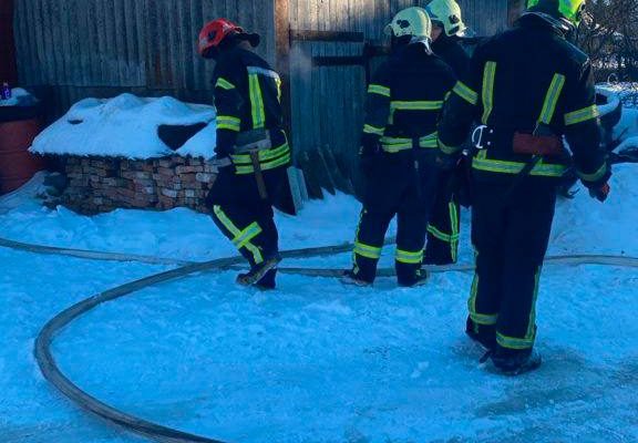 🔥 У Бердичеві сталася пожежа на території приватного будинку. 1 лютого у Бердичеві виникла пожежа на території домоволодіння. Завдяки злагодженим діям служб вдалося уникнути поширення вогню на інші будівлі. 📞 Близько 15:00 на гарячу лінію «1505» надійшло повідомлення від мешканців району Загребелля - на вулиці Козацькій спалахнула пожежа. Інформацію оперативно передали екстреним службам. 🚒 На місце події прибули два відділення ДСНС Бердичева та екіпаж патрульної поліції Бердичівського району. 🔥 Рятувальники встановили, що загорілася господарська споруда з лазнею. Полум’я швидко локалізували та ліквідували, не допустивши його поширення на сусідні будівлі, зокрема на міський дитячий садок. ✅ На щастя, постраждалих немає. 🔍 Наразі фахівці встановлюють причину виникнення пожежі. 🔔 Новини Бердичева | Пульс міста в Telegram: https://t.me/newsberd