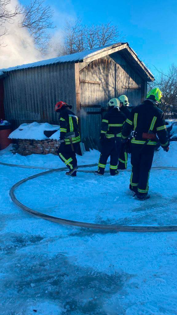 🔥 У Бердичеві сталася пожежа на території приватного будинку. 1 лютого у Бердичеві виникла пожежа на території домоволодіння. Завдяки злагодженим діям служб вдалося уникнути поширення вогню на інші будівлі. 📞 Близько 15:00 на гарячу лінію «1505» надійшло повідомлення від мешканців району Загребелля - на вулиці Козацькій спалахнула пожежа. Інформацію оперативно передали екстреним службам. 🚒 На місце події прибули два відділення ДСНС Бердичева та екіпаж патрульної поліції Бердичівського району. 🔥 Рятувальники встановили, що загорілася господарська споруда з лазнею. Полум’я швидко локалізували та ліквідували, не допустивши його поширення на сусідні будівлі, зокрема на міський дитячий садок. ✅ На щастя, постраждалих немає. 🔍 Наразі фахівці встановлюють причину виникнення пожежі. 🔔 Новини Бердичева | Пульс міста в Telegram: https://t.me/newsberd
