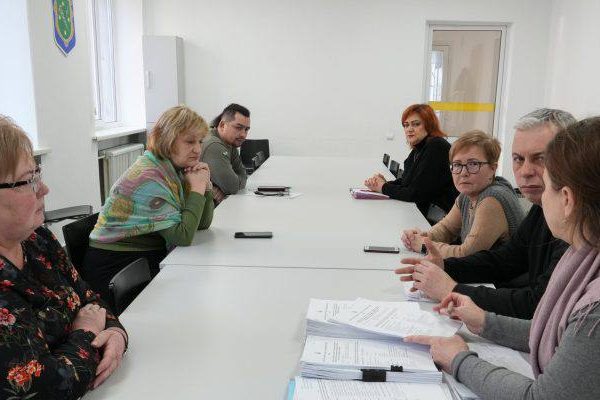 🟦 У Бердичеві відбулося перше засідання новоствореної комісії з питань надання житлової допомоги для окремих категорій внутрішньо переміщених осіб. 🏠 Комісія розглядає звернення ВПО, які проживали на тимчасово окупованих територіях, а також учасників бойових дій та осіб з інвалідністю внаслідок війни. 📄 До складу комісії увійшли представники міської ради, депутатського корпусу, Ради з питань ВПО та громадськості. 📊 Під час засідання опрацювали 30 заяв громадян, які перебувають на обліку в Єдиній інформаційній базі даних внутрішньо переміщених осіб. 💰 Йдеться про отримання житлових ваучерів від держави на суму 2 млн грн для придбання нового житла. ✔️ За результатами розгляду: • 23 заяви отримали позитивне рішення • 1 заяві відмовлено • 6 заяв направлено на доопрацювання