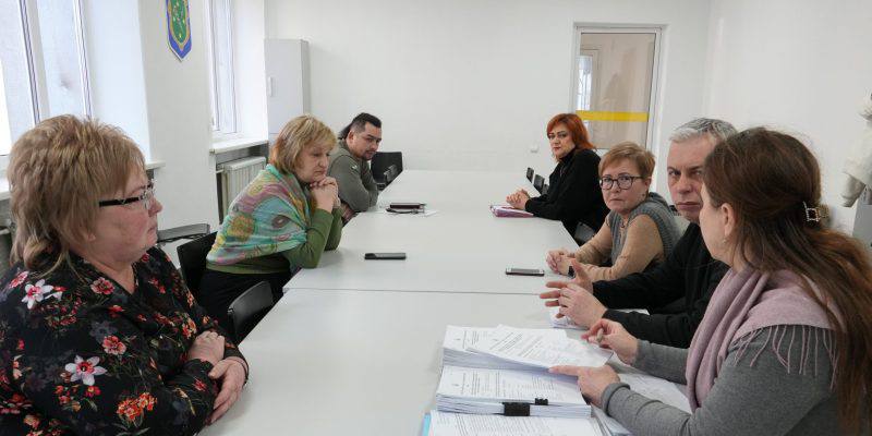 🟦 У Бердичеві відбулося перше засідання новоствореної комісії з питань надання житлової допомоги для окремих категорій внутрішньо переміщених осіб. 🏠 Комісія розглядає звернення ВПО, які проживали на тимчасово окупованих територіях, а також учасників бойових дій та осіб з інвалідністю внаслідок війни. 📄 До складу комісії увійшли представники міської ради, депутатського корпусу, Ради з питань ВПО та громадськості. 📊 Під час засідання опрацювали 30 заяв громадян, які перебувають на обліку в Єдиній інформаційній базі даних внутрішньо переміщених осіб. 💰 Йдеться про отримання житлових ваучерів від держави на суму 2 млн грн для придбання нового житла. ✔️ За результатами розгляду: • 23 заяви отримали позитивне рішення • 1 заяві відмовлено • 6 заяв направлено на доопрацювання