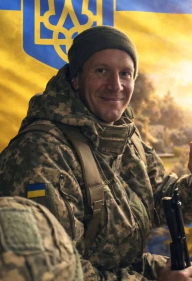 🕯 Підтвердилась загибель оборонця України з Бердичівщини Володимира Марусіча. З глибоким сумом стало відомо про загибель військовослужбовця Збройних Сил України, уродженця села Мала Чернявка Вчорайшенської громади Бердичівського району — Володимира Олександровича Марусіча (18.07.1992 р.н.). З 6 грудня 2025 року він вважався зниклим безвісти під час виконання бойового завдання поблизу населеного пункту Степове Синельниківського району Дніпропетровської області. На жаль, надія на добру звістку не справдилася — підтвердилася його загибель. Володимир народився у селі Мала Чернявка. 11 квітня 2025 року був мобілізований до лав Збройних Сил України. Служив кулеметником 3 механізованого відділення 3 механізованого взводу 9 механізованої роти 3 механізованого батальйону. До останнього подиху він залишався вірним військовій присязі, сумлінно та гідно виконував свій обов’язок перед Україною. Побратими знали його як мужнього, надійного та відданого воїна. Для рідних він назавжди залишиться люблячим сином і братом. Бердичівщина схиляє голови у скорботі разом із родиною Захисника та висловлює щирі співчуття його рідним і близьким. #війна