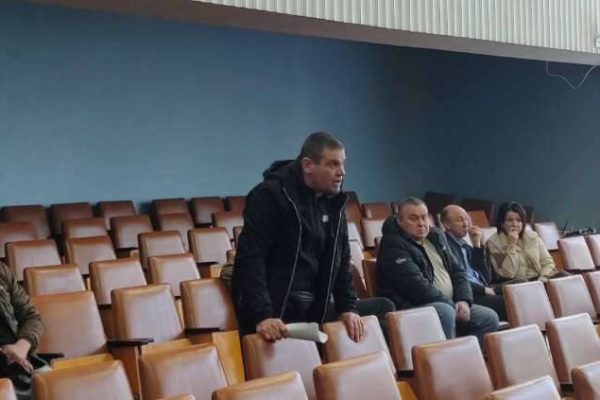 ⚡️ На сесії міськради у Бердичеві військовий розкритикував проблеми міста. У Бердичеві чергова сесія міської ради відбулася лише з третьої спроби. До зали прийшли 28 депутатів, які змогли розглянути питання порядку денного. 👥 Уже другу сесію поспіль на засідання приходять ветерани російсько-української війни. Вони не лише спостерігають за роботою депутатів, а й висловлюють власну позицію щодо проблем у місті. 🪖 Найбільш емоційним моментом сесії став виступ військового та ветерана, який представився мешканцем Бердичева. Він поставив низку запитань секретарю міської ради Богдану Коляді. Військовий зазначив, що певний час був відсутній у місті через службу, а після повернення звернув увагу на низку проблем. Серед них: • великі снігові кучугури взимку • ремонтні роботи водоканалу • аварійний стан мосту • відсутність безбар’єрності у місті ♿️ Особливо він наголосив на проблемі доступності. Під час лікування поранення військовий пересувався на колісному кріслі і переконався, що пониження тротуарів у місті фактично відсутні, а пішохідні зони часто перебувають у поганому стані. 🗣 У відповідь секретар міськради Богдан Коляда зазначив, що щороку звітує про свою діяльність та запропонував обговорити всі питання детальніше поза межами сесії. Також він наголосив, що частину власних доходів спрямовує на допомогу Збройним силам України. Міський голова Сергій Орлюк додав, що зауваження військового є важливими для всієї міської влади. За його словами, деякі проблеми, зокрема щодо понижень на тротуарах, справді потребують вирішення найближчим часом. 📌 джерело: Ріо Бердичів https://rio-berdychiv.info/novyny/polityka/na-sesii-miskrady-u-berdychevi-vijskovyj-rozkrytykuvav-problemy-mista #влада
