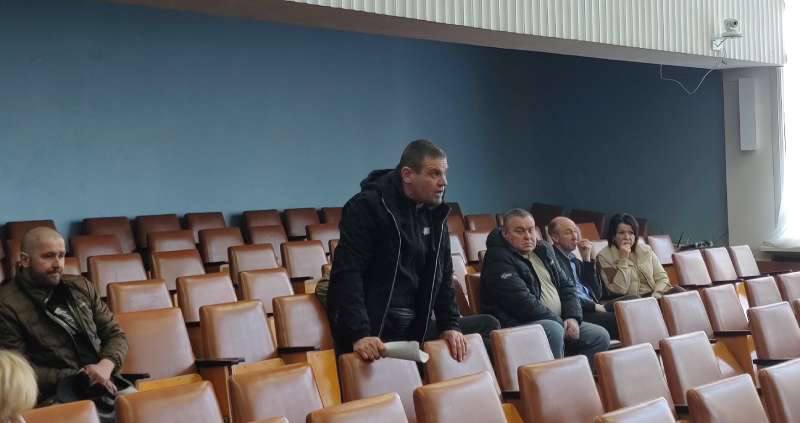 ⚡️ На сесії міськради у Бердичеві військовий розкритикував проблеми міста. У Бердичеві чергова сесія міської ради відбулася лише з третьої спроби. До зали прийшли 28 депутатів, які змогли розглянути питання порядку денного. 👥 Уже другу сесію поспіль на засідання приходять ветерани російсько-української війни. Вони не лише спостерігають за роботою депутатів, а й висловлюють власну позицію щодо проблем у місті. 🪖 Найбільш емоційним моментом сесії став виступ військового та ветерана, який представився мешканцем Бердичева. Він поставив низку запитань секретарю міської ради Богдану Коляді. Військовий зазначив, що певний час був відсутній у місті через службу, а після повернення звернув увагу на низку проблем. Серед них: • великі снігові кучугури взимку • ремонтні роботи водоканалу • аварійний стан мосту • відсутність безбар’єрності у місті ♿️ Особливо він наголосив на проблемі доступності. Під час лікування поранення військовий пересувався на колісному кріслі і переконався, що пониження тротуарів у місті фактично відсутні, а пішохідні зони часто перебувають у поганому стані. 🗣 У відповідь секретар міськради Богдан Коляда зазначив, що щороку звітує про свою діяльність та запропонував обговорити всі питання детальніше поза межами сесії. Також він наголосив, що частину власних доходів спрямовує на допомогу Збройним силам України. Міський голова Сергій Орлюк додав, що зауваження військового є важливими для всієї міської влади. За його словами, деякі проблеми, зокрема щодо понижень на тротуарах, справді потребують вирішення найближчим часом. 📌 джерело: Ріо Бердичів https://rio-berdychiv.info/novyny/polityka/na-sesii-miskrady-u-berdychevi-vijskovyj-rozkrytykuvav-problemy-mista #влада