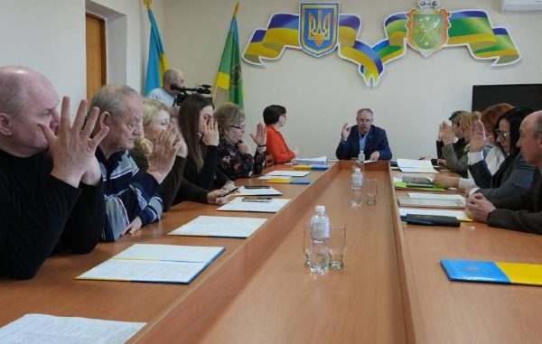 🏛 У Бердичеві відбулося чергове засідання виконкому. На засіданні виконавчого комітету Бердичівської міської ради розглянули понад 20 проєктів рішень, що стосуються соціальної підтримки, роботи комунальних установ та захисту прав дітей. 💰 Члени виконкому погодили виділення матеріальної допомоги рідним двох загиблих у зоні бойових дій та однієї людини, яка померла внаслідок захворювання, пов’язаного із захистом Батьківщини. Загальна сума допомоги становить 150 тисяч гривень. 👨‍👩‍👧‍👦 Значна частина рішень стосувалася захисту прав дітей. Зокрема: • двом дітям надали статус постраждалих внаслідок воєнних дій • ухвалено висновки органу опіки та піклування до суду • надано дозвіл на дарування нерухомого майна, право користування яким мають діти. 📑 Також через кадрові зміни оновили склад комісії з питань захисту прав дитини та затвердили склад колегії міської служби у справах дітей. 📚 Окрім цього, внесено зміни до кількох попередніх рішень виконкому, оновлено склад деяких комісій, змінено штат Публічної бібліотеки та затверджено міждисциплінарну команду для соціального захисту дітей, які перебувають у складних життєвих обставинах. 🐝 Серед інших рішень - затверджено форми журналу обліку пасік та довідки про їх реєстрацію, погоджено невід’ємні поліпшення орендованого приміщення для підприємця, а також визначено основні заходи цивільного захисту громади на 2026 рік.