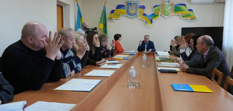🏛 У Бердичеві відбулося чергове засідання виконкому. На засіданні виконавчого комітету Бердичівської міської ради розглянули понад 20 проєктів рішень, що стосуються соціальної підтримки, роботи комунальних установ та захисту прав дітей. 💰 Члени виконкому погодили виділення матеріальної допомоги рідним двох загиблих у зоні бойових дій та однієї людини, яка померла внаслідок захворювання, пов’язаного із захистом Батьківщини. Загальна сума допомоги становить 150 тисяч гривень. 👨‍👩‍👧‍👦 Значна частина рішень стосувалася захисту прав дітей. Зокрема: • двом дітям надали статус постраждалих внаслідок воєнних дій • ухвалено висновки органу опіки та піклування до суду • надано дозвіл на дарування нерухомого майна, право користування яким мають діти. 📑 Також через кадрові зміни оновили склад комісії з питань захисту прав дитини та затвердили склад колегії міської служби у справах дітей. 📚 Окрім цього, внесено зміни до кількох попередніх рішень виконкому, оновлено склад деяких комісій, змінено штат Публічної бібліотеки та затверджено міждисциплінарну команду для соціального захисту дітей, які перебувають у складних життєвих обставинах. 🐝 Серед інших рішень - затверджено форми журналу обліку пасік та довідки про їх реєстрацію, погоджено невід’ємні поліпшення орендованого приміщення для підприємця, а також визначено основні заходи цивільного захисту громади на 2026 рік.