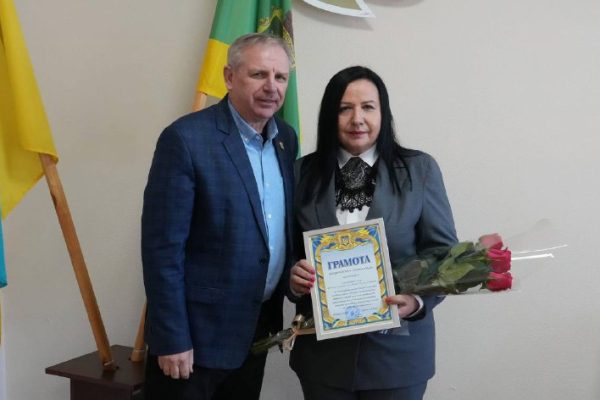 🎉 У Бердичеві привітали з ювілеєм директорку гімназії №7 Аллу Калінську. Бердичівський міський голова Сергій Орлюк привітав з ювілеєм директорку Гімназії №7 імені Віктора Пастуха та членкиню виконавчого комітету міської ради Аллу Калінську. 📚 У своєму зверненні очільник громади відзначив її багаторічну сумлінну працю у сфері освіти. За словами міського голови, високий професіоналізм та відданість справі допомогли створити у навчальному закладі атмосферу творчості, взаємоповаги та розвитку. Завдяки ефективному керівництву педагогічним і учнівським колективами гімназія стабільно демонструє високий рівень якості освіти. 🤝 Окремо Сергій Орлюк подякував ювілярці за активну громадську позицію та роботу у складі виконавчого комітету Бердичівської міської ради. Аллі Калінській побажали міцного здоров’я, невичерпної енергії та нових професійних звершень під мирним українським небом.