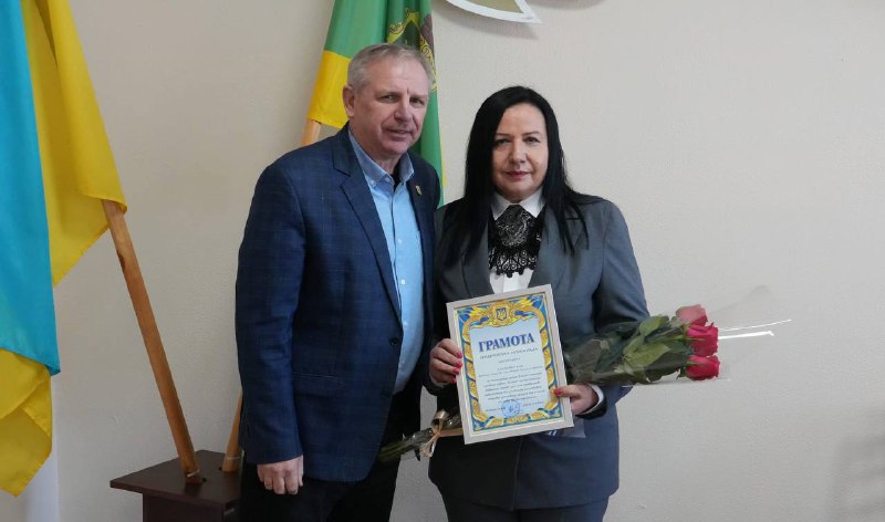 🎉 У Бердичеві привітали з ювілеєм директорку гімназії №7 Аллу Калінську. Бердичівський міський голова Сергій Орлюк привітав з ювілеєм директорку Гімназії №7 імені Віктора Пастуха та членкиню виконавчого комітету міської ради Аллу Калінську. 📚 У своєму зверненні очільник громади відзначив її багаторічну сумлінну працю у сфері освіти. За словами міського голови, високий професіоналізм та відданість справі допомогли створити у навчальному закладі атмосферу творчості, взаємоповаги та розвитку. Завдяки ефективному керівництву педагогічним і учнівським колективами гімназія стабільно демонструє високий рівень якості освіти. 🤝 Окремо Сергій Орлюк подякував ювілярці за активну громадську позицію та роботу у складі виконавчого комітету Бердичівської міської ради. Аллі Калінській побажали міцного здоров’я, невичерпної енергії та нових професійних звершень під мирним українським небом.