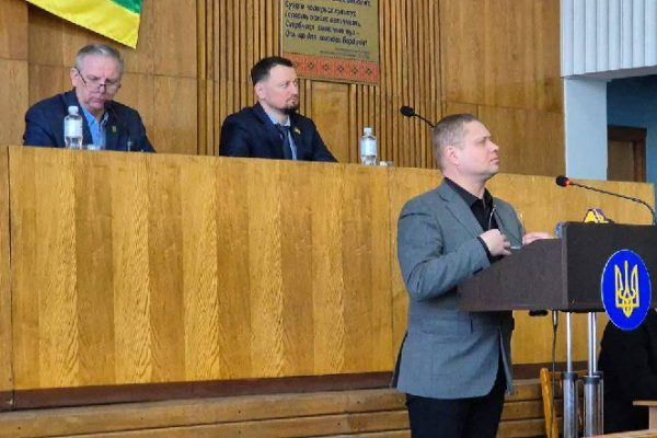 🚨 Понад тонну вибухівки виявили у Бердичівському виправному центрі. Про резонансну знахідку повідомив заступник окружної прокурорки під час сесії Бердичівської міської ради. 📍 Під час огляду виробничих приміщень Бердичівського виправного центру №108 правоохоронці виявили сіру речовину, схожу на вибухову. На місце викликали слідчо-оперативну групу. Під час огляду було знайдено: • понад 100 пластикових контейнерів із речовиною • загальна вага - більше 1 тонни • 2 преса • 12 вагів • 14 комплектів іншого обладнання Експертиза підтвердила, що знайдена речовина є вибуховою. ⚖️ За цим фактом відкрито кримінальне провадження за ч.1 ст.263 Кримінального кодексу України. Санкція статті передбачає покарання від 3 до 7 років позбавлення волі. ❓ Більше деталей під час сесії не озвучували. Водночас виникає чимало запитань - адже така кількість речовини та обладнання навряд чи могла залишитися непоміченою на території установи. Не виключається і версія, що у виробничих приміщеннях могли організувати виготовлення елементів для дронів чи іншого військового обладнання, однак офіційних підтверджень цьому наразі немає.