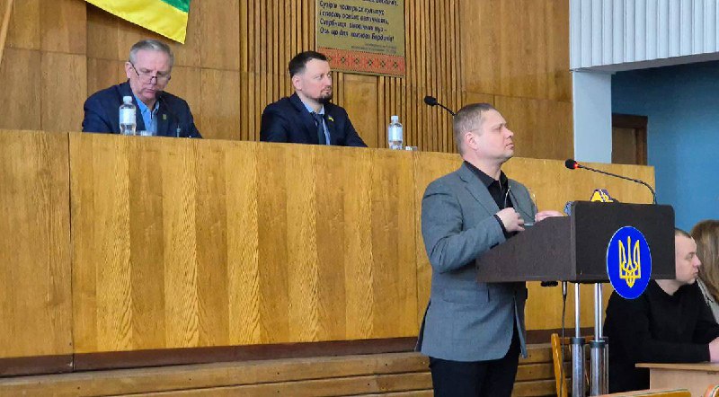 🚨 Понад тонну вибухівки виявили у Бердичівському виправному центрі. Про резонансну знахідку повідомив заступник окружної прокурорки під час сесії Бердичівської міської ради. 📍 Під час огляду виробничих приміщень Бердичівського виправного центру №108 правоохоронці виявили сіру речовину, схожу на вибухову. На місце викликали слідчо-оперативну групу. Під час огляду було знайдено: • понад 100 пластикових контейнерів із речовиною • загальна вага - більше 1 тонни • 2 преса • 12 вагів • 14 комплектів іншого обладнання Експертиза підтвердила, що знайдена речовина є вибуховою. ⚖️ За цим фактом відкрито кримінальне провадження за ч.1 ст.263 Кримінального кодексу України. Санкція статті передбачає покарання від 3 до 7 років позбавлення волі. ❓ Більше деталей під час сесії не озвучували. Водночас виникає чимало запитань - адже така кількість речовини та обладнання навряд чи могла залишитися непоміченою на території установи. Не виключається і версія, що у виробничих приміщеннях могли організувати виготовлення елементів для дронів чи іншого військового обладнання, однак офіційних підтверджень цьому наразі немає.