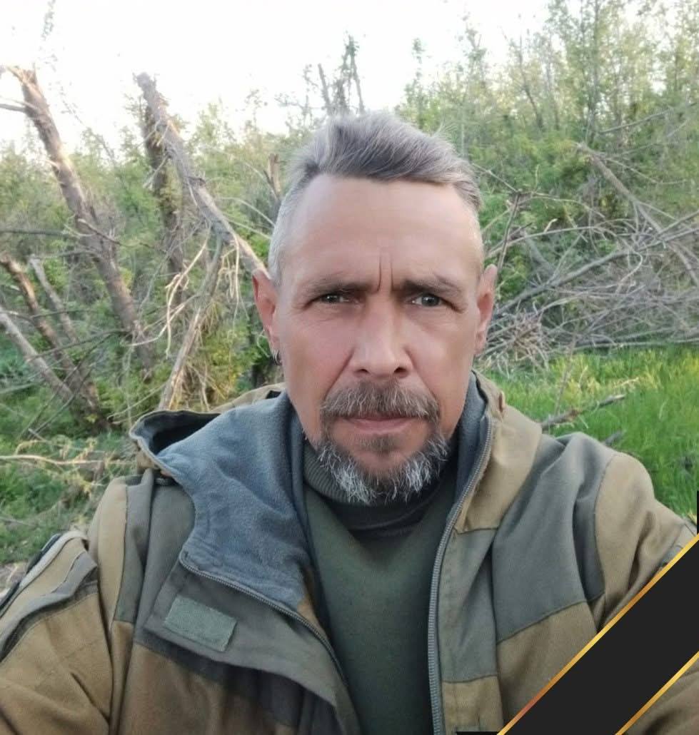 Бердичівська громада втратила Захисника України. З болем і сумом громада повідомляє про загибель воїна — Олександра Чернишова. 🕯️ Чернишов Олександр Володимирович 📅 01.12.1973 - 11.07.2024 Він народився у Бердичеві, навчався у школі №14, згодом здобув фах у професійно-технічному училищі №4. Після навчання працював у будівельній сфері. 🇺🇦 25 лютого 2022 року добровільно став на захист України. У лавах Збройних Сил України служив кулеметником стрілецького відділення 116-ї окремої бригади Сил територіальної оборони. Відданий військовій присязі, він мужньо боронив суверенітет і незалежність нашої держави. 💔 На жаль, сержант Олександр Чернишов загинув під час бойових дій у Покровському районі Донецької області, до останнього виконуючи свій військовий обов’язок. 🙏 Бердичівська міська рада, виконавчий комітет та вся громада щиро співчувають рідним і близьким Захисника. Світла пам’ять Герою, який віддав життя за Україну. Вічна слава та вдячність. #війна