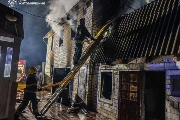 🔥 Пожежа у Бердичеві: троє людей потрапили до лікарні Неспокійно завершився минулий тиждень у Бердичеві - внаслідок пожежі троє людей отримали травми та були госпіталізовані. 🚒 16 березня ввечері рятувальники отримали повідомлення про займання у приватному двоповерховому гаражі. По прибуттю на місце події вогнем була охоплена покрівля будівлі. Під час самостійного гасіння пожежі травмувалися троє людей. Медики госпіталізували постраждалих до лікарні. 🔥 Пожежу вдалося ліквідувати, однак вогонь знищив: • внутрішнє оздоблення гаража • покрівлю на площі 80 кв.м 👨‍🚒 До гасіння залучили 9 рятувальників та 2 одиниці техніки. Причини виникнення пожежі наразі встановлюються. 🔥 Пожежа у Бердичеві: троє людей потрапили до лікарні Неспокійно завершився минулий тиждень у Бердичеві - внаслідок пожежі троє людей отримали травми та були госпіталізовані. 🚒 16 березня ввечері рятувальники отримали повідомлення про займання у приватному двоповерховому гаражі. По прибуттю на місце події вогнем була охоплена покрівля будівлі. Під час самостійного гасіння пожежі травмувалися троє людей. Медики госпіталізували постраждалих до лікарні. 🔥 Пожежу вдалося ліквідувати, однак вогонь знищив: • внутрішнє оздоблення гаража • покрівлю на площі 80 кв.м 👨‍🚒 До гасіння залучили 9 рятувальників та 2 одиниці техніки. Причини виникнення пожежі наразі встановлюються. #нс