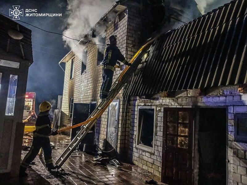 🔥 Пожежа у Бердичеві: троє людей потрапили до лікарні Неспокійно завершився минулий тиждень у Бердичеві - внаслідок пожежі троє людей отримали травми та були госпіталізовані. 🚒 16 березня ввечері рятувальники отримали повідомлення про займання у приватному двоповерховому гаражі. По прибуттю на місце події вогнем була охоплена покрівля будівлі. Під час самостійного гасіння пожежі травмувалися троє людей. Медики госпіталізували постраждалих до лікарні. 🔥 Пожежу вдалося ліквідувати, однак вогонь знищив: • внутрішнє оздоблення гаража • покрівлю на площі 80 кв.м 👨‍🚒 До гасіння залучили 9 рятувальників та 2 одиниці техніки. Причини виникнення пожежі наразі встановлюються. 🔥 Пожежа у Бердичеві: троє людей потрапили до лікарні Неспокійно завершився минулий тиждень у Бердичеві - внаслідок пожежі троє людей отримали травми та були госпіталізовані. 🚒 16 березня ввечері рятувальники отримали повідомлення про займання у приватному двоповерховому гаражі. По прибуттю на місце події вогнем була охоплена покрівля будівлі. Під час самостійного гасіння пожежі травмувалися троє людей. Медики госпіталізували постраждалих до лікарні. 🔥 Пожежу вдалося ліквідувати, однак вогонь знищив: • внутрішнє оздоблення гаража • покрівлю на площі 80 кв.м 👨‍🚒 До гасіння залучили 9 рятувальників та 2 одиниці техніки. Причини виникнення пожежі наразі встановлюються. #нс
