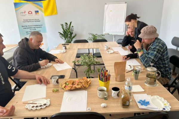 🤝 У Бердичеві відбулася зустріч ветеранів у Центрі психосоціальної підтримки. У Центрі психосоціальної підтримки ветеранів та осіб, які постраждали внаслідок війни, відбулася зустріч ветеранів із представниками місцевої влади. Такі зустрічі - це відкритий діалог, у якому кожен має можливість бути почутим. Під час розмови обговорили актуальні питання, які хвилюють ветеранів. У зустрічі взяв участь міський голова Сергій Орлюк. Він поспілкувався з ветеранами, вислухав їхні думки, запитання та пропозиції. 🎨 Також під час заходу відбулося психологічне розвантаження через арттерапію кавою. Учасники малювали свої емоції, переживання та думки, адже іноді саме творчість допомагає висловити те, що складно сказати словами. 📍 Центр психосоціальної підтримки працює за адресою: вул. Вінницька, 25 📞 Додаткова інформація за телефоном: 097-673-35-24 Новини Бердичева