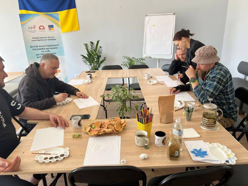 🤝 У Бердичеві відбулася зустріч ветеранів у Центрі психосоціальної підтримки. У Центрі психосоціальної підтримки ветеранів та осіб, які постраждали внаслідок війни, відбулася зустріч ветеранів із представниками місцевої влади. Такі зустрічі - це відкритий діалог, у якому кожен має можливість бути почутим. Під час розмови обговорили актуальні питання, які хвилюють ветеранів. У зустрічі взяв участь міський голова Сергій Орлюк. Він поспілкувався з ветеранами, вислухав їхні думки, запитання та пропозиції. 🎨 Також під час заходу відбулося психологічне розвантаження через арттерапію кавою. Учасники малювали свої емоції, переживання та думки, адже іноді саме творчість допомагає висловити те, що складно сказати словами. 📍 Центр психосоціальної підтримки працює за адресою: вул. Вінницька, 25 📞 Додаткова інформація за телефоном: 097-673-35-24 Новини Бердичева