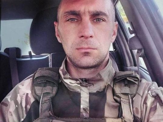 🕯️ Зупинилося серце воїна з Бердичівщини Артема Шендерівського. Знову болюча звістка для всієї Бердичівщини. До Ружинської громади на щиті повертається Захисник України — Шендерівський Артем Володимирович, 1993 року народження, житель села Березянка Бердичівського району. 💔 11 березня 2026 року перестало битися серце воїна, який отримав важке поранення внаслідок удару FPV-дрона на запорізькому напрямку. 🇺🇦 Артем служив оператором безпілотних літальних апаратів відділення технічної розвідки евакуаційного взводу ремонтно-відновлювального батальйону військової частини А4010. Він мужньо виконував свій військовий обов’язок, стоячи на захисті незалежності та свободи України. 🙏 Щирі співчуття рідним, близьким і побратимам Захисника. #війна