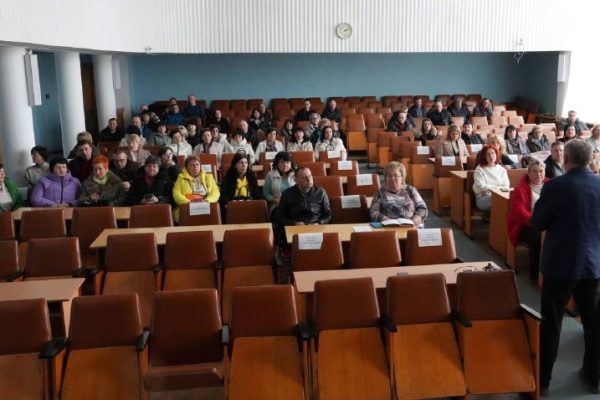 🏙️ У Бердичеві готуються до весняного прибирання після зими. Міський голова Сергій Орлюк провів робочу зустріч із керівниками установ громади — освіти, медицини, культури, спорту та соціального захисту. 🌱 Головна тема — наведення порядку в місті після складного зимового періоду. 🔹 Традиційно у Бердичеві планують провести: • весняні толоки • благоустрій територій • прибирання прилеглих зон біля установ ⚙️ Важливий акцент — координація дій: • із заступниками міського голови • з управлінням ЖКГ Це дозволить ефективно залучити спецтехніку комунальних підприємств та оперативно вивозити сміття. 🤝 Міський голова подякував керівникам установ за активну позицію та підтримку громади. #влада