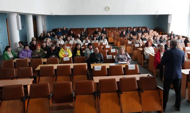 🏙️ У Бердичеві готуються до весняного прибирання після зими. Міський голова Сергій Орлюк провів робочу зустріч із керівниками установ громади — освіти, медицини, культури, спорту та соціального захисту. 🌱 Головна тема — наведення порядку в місті після складного зимового періоду. 🔹 Традиційно у Бердичеві планують провести: • весняні толоки • благоустрій територій • прибирання прилеглих зон біля установ ⚙️ Важливий акцент — координація дій: • із заступниками міського голови • з управлінням ЖКГ Це дозволить ефективно залучити спецтехніку комунальних підприємств та оперативно вивозити сміття. 🤝 Міський голова подякував керівникам установ за активну позицію та підтримку громади. #влада