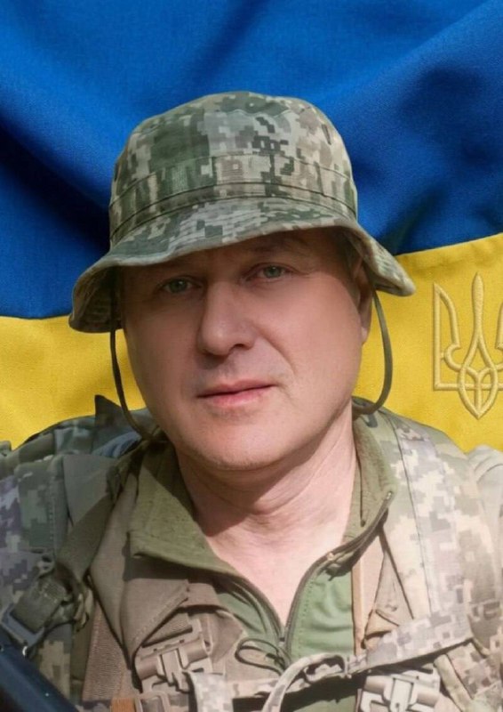 🇺🇦 На Бердичівщину на щиті повертається Захисник Віталій Бартош. Війна не приходить сама… Вона приносить горе і біль, забирає життя. Це – страшна ціна нашої свободи та незалежності. 🕯️ До Андрушівської громади, с.Гальчин Бердичівського району, на щиті повертається військовослужбовець Бартош Віталій Володимирович, 1978 року народження, уродженець м.Київ. 🇺🇦 Захисник проходив службу старшим стрільцем-оператором 2 механізованого батальйону в/ч А4674. 💔 25 жовтня 2024 року в районі н.п.Вишневе Покровського району Донецької області, внаслідок бойових дій, він отримав поранення, несумісні з життям. 🙏 Щирі співчуття рідним і близьким. Вічна пам’ять і слава Герою. #війна