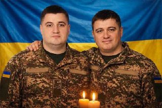 🇺🇦 На фронті в один день загинули двоє братів-близнюків з Бердичівщини. 💔 Є новини, які неможливо читати без сліз… Бердичівщина схилила голову у глибокій скорботі. 🕯️ Війна забрала життя двох рідних братів — Сергія та Олександра Горобців. Вони народилися в один день - 28 грудня 1994 року. І загинули… також в один день. 🏡 Брати виросли у селі Хажин, разом пройшли дитинство, трималися поруч усе життя. Завжди підтримували один одного, були опорою і силою. 🇺🇦 Коли прийшла війна - не вагалися. Для них захищати Україну було не вибором, а обов’язком. На фронті вони також були разом - як і з дитинства. 💔 Мама, яка ніжно називала їх «мої горобчики», сьогодні проводить у небо одразу двох синів… Два крила. Дві надії. Два життя, які були нерозривно пов’язані. 👨‍👩‍👧‍👦 У Героїв залишилися родини: ▪️ У Олександра - донька Маргарита (7 років) і син Артур (10 місяців) ▪️ У Сергія - доньки Мілана (8 років), Соломія (2 роки) і Софія (11 місяців) 🙏 Дві дружини залишилися вдовами… П’ятеро дітей - без батьків. 🕯️ Село Хажин зустріне Героїв у скорботній тиші… Люди вийдуть провести їх в останню дорогу, адже це не просто воїни - це наші хлопці, наші діти. 💙💛 Світла пам’ять Сергію та Олександру Горобцям. Вічна слава Героям. #війна