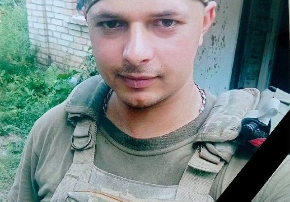 🇺🇦 Бердичівщина втратила Захисника — підтвердилася загибель Андрія Макогона. 💔 Трагічна звістка знову сколихнула громаду… 🕯️ Після місяців невідомості підтвердилася загибель нашого земляка — Макогона Андрія Анатолійовича, 10 грудня 1994 року народження. 🏡 Андрій був родом із села Ярославка, навчався у Крилівській школі, згодом здобув професію зварювальника-токаря у Бердичівському СПТУ. 🇺🇦 Ще у 2015 році пройшов строкову службу, а вже 25 лютого 2022 року став на захист України. 🪖 Служив стрільцем. Побратими згадують його як надійного, мужнього і чесного воїна. ❗ З 3 січня 2025 року Андрій вважався зниклим безвісти після виконання бойового завдання поблизу н.п. Свердліково Суджанського району Курської області. 😔 Рідні та громада вірили у диво… але підтвердилося найгірше — Герой загинув у бою. 👨‍👩‍👦 У Андрія залишилися батьки та близькі, для яких він був опорою і гордістю. 🙏 Щирі співчуття родині та близьким. Схиляємо голови у скорботі разом із вами. 🕯️ Вічна пам’ять і слава Герою. #війна