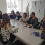🌟 Молодь Бердичева обговорила зміни до статуту громади та нові ініціативи. 24 квітня у Бердичеві відбулося чергове засідання Молодіжної ради при Бердичівському міському голові. Члени ради провели тривалу і змістовну дискусію щодо майбутньої діяльності. 📜 Зміни до статуту громади Одним з головних питань стало обговорення статуту Бердичівської територіальної громади, який планують переглядати у 2026 році. Молодіжна рада отримала завдання детально вивчити розділ, присвячений участі молоді в місцевому самоврядуванні. У цьому розділі шість статей: • права молоді на участь у місцевому самоврядуванні • механізми такої участі • Молодіжна рада • роль органів влади у розвитку молодіжної політики • молодіжні центри та простори • підтримка обдарованої молоді Голова Молодіжної ради Світлана Долина зазначила, що після вивчення розділу залишилася задоволена його змістом. Інші члени ради також продовжать аналіз і за потреби запропонують свої правки. ⚖️ Нова ініціатива Члени ради обговорили створення при Молодіжній раді комітету з питань гендерної рівності. Учасники засідання підкреслили, що ця тема залишається актуальною і потребує постійного нагадування, адже для багатьох бердичівлян вона досі здається чужою. 🎉 Літні плани Значну частину засідання присвятили плануванню майбутніх заходів. Молодь одноголосно підтримала ідею проводити влітку благодійні ярмарки та патріотичні івенти для юних бердичівлян. Також планують активно популяризувати українські традиції через тематичні події. Молодіжна рада продовжує активно працювати і ставити перед собою амбітні завдання на користь громади. Джерело https://rio-berdychiv.info/novyny/polityka/molod-berdycheva-obhovoryla-zminy-do-statutu-hromady-ta-novi-initsiatyvy