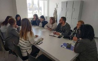 🌟 Молодь Бердичева обговорила зміни до статуту громади та нові ініціативи. 24 квітня у Бердичеві відбулося чергове засідання Молодіжної ради при Бердичівському міському голові. Члени ради провели тривалу і змістовну дискусію щодо майбутньої діяльності. 📜 Зміни до статуту громади Одним з головних питань стало обговорення статуту Бердичівської територіальної громади, який планують переглядати у 2026 році. Молодіжна рада отримала завдання детально вивчити розділ, присвячений участі молоді в місцевому самоврядуванні. У цьому розділі шість статей: • права молоді на участь у місцевому самоврядуванні • механізми такої участі • Молодіжна рада • роль органів влади у розвитку молодіжної політики • молодіжні центри та простори • підтримка обдарованої молоді Голова Молодіжної ради Світлана Долина зазначила, що після вивчення розділу залишилася задоволена його змістом. Інші члени ради також продовжать аналіз і за потреби запропонують свої правки. ⚖️ Нова ініціатива Члени ради обговорили створення при Молодіжній раді комітету з питань гендерної рівності. Учасники засідання підкреслили, що ця тема залишається актуальною і потребує постійного нагадування, адже для багатьох бердичівлян вона досі здається чужою. 🎉 Літні плани Значну частину засідання присвятили плануванню майбутніх заходів. Молодь одноголосно підтримала ідею проводити влітку благодійні ярмарки та патріотичні івенти для юних бердичівлян. Також планують активно популяризувати українські традиції через тематичні події. Молодіжна рада продовжує активно працювати і ставити перед собою амбітні завдання на користь громади. Джерело https://rio-berdychiv.info/novyny/polityka/molod-berdycheva-obhovoryla-zminy-do-statutu-hromady-ta-novi-initsiatyvy
