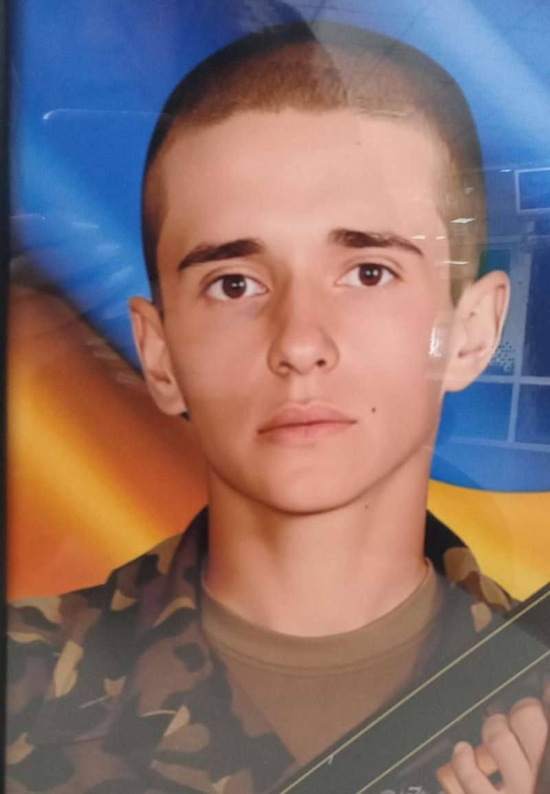 🇺🇦 Бердичівщина втратила Захисника — підтвердилась загибель Дмитра Лиса. 💔 Ще одна болюча втрата для громади… 🕯️ Загинув Лис Дмитро, військовослужбовець з Бердичева. 🪖 Захисник служив стрільцем-снайпером механізованого відділення 17-ї окремої важкої механізованої Криворізької бригади імені Костянтина Пестушка. 🇺🇦 Вірний військовій присязі, мужньо боронив Україну, її свободу та незалежність. 💥 Молодший сержант Дмитро Лис загинув у бою на курському напрямку, до останнього виконуючи свій військовий обов’язок. 🙏 Щирі співчуття родині, близьким та побратимам. Схиляємо голови у глибокій скорботі. 🕯️ Світла пам’ять Герою. Вічна слава Захиснику України. #війна
