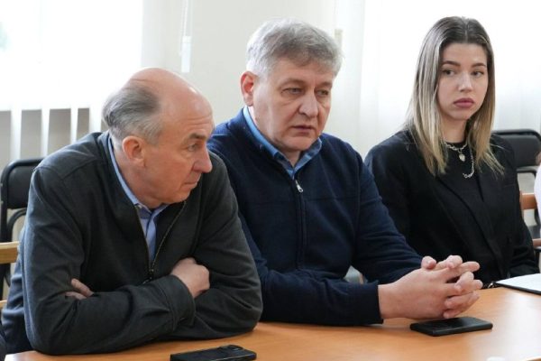♿ Безбар’єрність як стандарт: у Бердичеві обговорили, як зробити місто зручним для всіх. У місті відбулося чергове засідання Ради безбар’єрності. Під головуванням заступниці міського голови Олени Петрівської обговорили комплексний розвиток доступного середовища — щоб бердичівлянам з різними потребами було зручно жити, пересуватися і отримувати послуги. 📊 Підсумки 2025 року Учасники засідання проаналізували виконання Плану зі створення безбар’єрного простору за минулий рік. Звіти надали керівники управлінь соціального захисту, ЖКГ, освіти, містобудування, економічного розвитку та бібліотечної системи. 🏅 Плани на 2026 рік Одним із пріоритетів стане розвиток інклюзивної спортивної інфраструктури. Це допоможе залучити до активного способу життя більше бердичівлян з інвалідністю та іншими особливими потребами. 🚌 Позитивний приклад Члени Ради відзначили вдале облаштування зупинки громадського транспорту біля управління соціального захисту. Місцеві жителі вже оцінили її зручність. Тепер планують оновлювати інші зупинки за єдиними стандартами інклюзивності — щоб вони були не лише доступними, а й естетично приємними. 🤝 Співпраця з бізнесом До «Безбар’єрного маршруту» Бердичева увійшли об’єкти мереж «Фора» та «АТБ». Підприємцям висловили вдячність за дотримання норм доступності. Також роз’яснили спрощену процедуру облаштування безбар’єрних елементів для комерційних закладів. ⚠️ Реальність і завдання Згідно з даними Міністерства розвитку громад та територій, середній показник безбар’єрності в Житомирській області становить лише 6%. Олена Петрівська наголосила: такі цифри вимагають суттєвої активізації роботи. Особливу увагу приділили доступності житлового фонду та громадських установ. Рада планує тісніше співпрацювати з усіма структурами, бізнесом і громадськістю, щоб безбар’єрність стала реальним стандартом життя в Бердичеві.