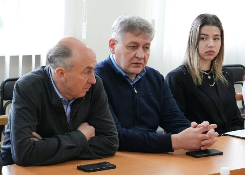 ♿ Безбар’єрність як стандарт: у Бердичеві обговорили, як зробити місто зручним для всіх. У місті відбулося чергове засідання Ради безбар’єрності. Під головуванням заступниці міського голови Олени Петрівської обговорили комплексний розвиток доступного середовища — щоб бердичівлянам з різними потребами було зручно жити, пересуватися і отримувати послуги. 📊 Підсумки 2025 року Учасники засідання проаналізували виконання Плану зі створення безбар’єрного простору за минулий рік. Звіти надали керівники управлінь соціального захисту, ЖКГ, освіти, містобудування, економічного розвитку та бібліотечної системи. 🏅 Плани на 2026 рік Одним із пріоритетів стане розвиток інклюзивної спортивної інфраструктури. Це допоможе залучити до активного способу життя більше бердичівлян з інвалідністю та іншими особливими потребами. 🚌 Позитивний приклад Члени Ради відзначили вдале облаштування зупинки громадського транспорту біля управління соціального захисту. Місцеві жителі вже оцінили її зручність. Тепер планують оновлювати інші зупинки за єдиними стандартами інклюзивності — щоб вони були не лише доступними, а й естетично приємними. 🤝 Співпраця з бізнесом До «Безбар’єрного маршруту» Бердичева увійшли об’єкти мереж «Фора» та «АТБ». Підприємцям висловили вдячність за дотримання норм доступності. Також роз’яснили спрощену процедуру облаштування безбар’єрних елементів для комерційних закладів. ⚠️ Реальність і завдання Згідно з даними Міністерства розвитку громад та територій, середній показник безбар’єрності в Житомирській області становить лише 6%. Олена Петрівська наголосила: такі цифри вимагають суттєвої активізації роботи. Особливу увагу приділили доступності житлового фонду та громадських установ. Рада планує тісніше співпрацювати з усіма структурами, бізнесом і громадськістю, щоб безбар’єрність стала реальним стандартом життя в Бердичеві.