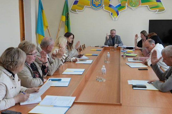 ❤️ Соціальна підтримка в Бердичеві: виконком виділив кошти родинам загиблих, ВПО та дітям. На черговому засіданні виконавчого комітету Бердичівської міської ради ухвалили 12 рішень. Головний акцент зробили на соціальному захисті мешканців, підтримці ветеранів, внутрішньо переміщених осіб та забезпеченні комфортного життя громади. 💰 Фінансова допомога Члени виконкому вирішили виплатити 50 тисяч гривень матері загиблого Захисника України. Також надали адресну грошову допомогу у розмірі 2 тисячі гривень жительці громади, чиє матеріальне становище погіршилося через тяжку хворобу. 🏠 Допомога внутрішньо переміщеним особам З державного бюджету погодили виплату житлової допомоги для 27 ВПО, які раніше проживали на територіях, окупованих росією. Кожна родина отримає по 2 мільйони гривень. Одну заяву відхилили (через наявність нерухомості поза переліком територій бойових дій), ще три документи направили на доопрацювання. 🛡️ Підтримка ветеранів Для посилення комунікації з захисниками та захисницями затвердили Положення про Раду ветеранів при Бердичівському міському голові. Новий орган стане майданчиком для вирішення актуальних питань ветеранської спільноти. 👨‍👩‍👧 Допомога дітям Затвердили порядок направлення дітей, які потребують особливої соціальної уваги та підтримки, до закладів оздоровлення та відпочинку. Фінансування цих поїздок здійснюватиметься за рахунок місцевого бюджету. 🏥 Продовження опалення У зв’язку з прогнозованим похолоданням вирішили продовжити опалювальний сезон для Бердичівської міської лікарні до 15 квітня 2026 року — щоб пацієнтам було комфортно. 🛣️ Безпека на дорогах Ділянку дороги від перехрестя вул. Житомирської та вул. П. Скоропадського до перехрестя вул. Житомирської та вул. Цадика визнали аварійно-небезпечною. Там планують впровадити додаткові заходи безпеки. Також через кадрові зміни оновили склад кількох комісій.