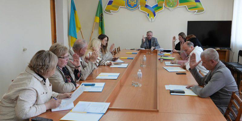 ❤️ Соціальна підтримка в Бердичеві: виконком виділив кошти родинам загиблих, ВПО та дітям. На черговому засіданні виконавчого комітету Бердичівської міської ради ухвалили 12 рішень. Головний акцент зробили на соціальному захисті мешканців, підтримці ветеранів, внутрішньо переміщених осіб та забезпеченні комфортного життя громади. 💰 Фінансова допомога Члени виконкому вирішили виплатити 50 тисяч гривень матері загиблого Захисника України. Також надали адресну грошову допомогу у розмірі 2 тисячі гривень жительці громади, чиє матеріальне становище погіршилося через тяжку хворобу. 🏠 Допомога внутрішньо переміщеним особам З державного бюджету погодили виплату житлової допомоги для 27 ВПО, які раніше проживали на територіях, окупованих росією. Кожна родина отримає по 2 мільйони гривень. Одну заяву відхилили (через наявність нерухомості поза переліком територій бойових дій), ще три документи направили на доопрацювання. 🛡️ Підтримка ветеранів Для посилення комунікації з захисниками та захисницями затвердили Положення про Раду ветеранів при Бердичівському міському голові. Новий орган стане майданчиком для вирішення актуальних питань ветеранської спільноти. 👨‍👩‍👧 Допомога дітям Затвердили порядок направлення дітей, які потребують особливої соціальної уваги та підтримки, до закладів оздоровлення та відпочинку. Фінансування цих поїздок здійснюватиметься за рахунок місцевого бюджету. 🏥 Продовження опалення У зв’язку з прогнозованим похолоданням вирішили продовжити опалювальний сезон для Бердичівської міської лікарні до 15 квітня 2026 року — щоб пацієнтам було комфортно. 🛣️ Безпека на дорогах Ділянку дороги від перехрестя вул. Житомирської та вул. П. Скоропадського до перехрестя вул. Житомирської та вул. Цадика визнали аварійно-небезпечною. Там планують впровадити додаткові заходи безпеки. Також через кадрові зміни оновили склад кількох комісій.