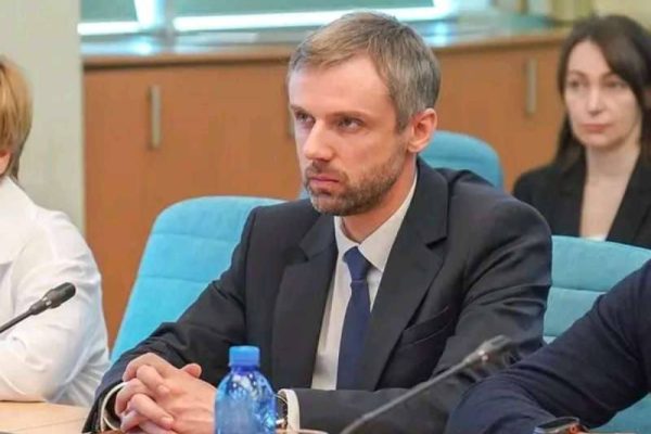 🔄 Кадрові зміни в Бердичеві: Костянтин Анучін звільняється, Михайло Май може стати новим заступником мера. У Бердичівській міській раді відбуваються чергові кадрові перестановки серед заступників міського голови, - повідомляє Ріо-Бердичів Один із заступників Сергія Орлюка — Костянтин Анучін — написав заяву на звільнення за власним бажанням. Питання про його звільнення та призначення нового заступника планують винести на позачергову сесію депутатів уже 9 квітня. Як усе починалося Костянтин Анучін отримав посаду заступника під час відсторонення Сергія Орлюка, коли обов’язки міського голови виконував секретар ради Богдан Коляда. Тоді Анучіну доручили сферу житлово-комунального господарства. Після повернення Сергія Орлюка до роботи у грудні 2025 року міський голова висловив скепсис щодо цих кадрових рішень. Згодом сферу ЖКГ передали заступниці Наталії Палкіній, а Анучіну запропонували зайнятися муніципальною інспекцією та культурною спадщиною. Після такого перерозподілу обов’язків він і написав заяву на звільнення. Новий кандидат Міський голова Сергій Орлюк пропонує на посаду заступника Михайла Мая — чинного начальника департаменту економічного розвитку. Орлюк назвав його «молодим, грамотним фахівцем», який зможе ефективно залучати гранти та розвивати власні доходи громади. Що вирішили депутати Учора, 2 квітня, депутатська комісія з питань бюджету та соціально-економічного розвитку розглянула ці кадрові питання. Депутати підтримали звільнення Костянтина Анучіна (голова комісії Юрій Нікалаєнко проголосував проти). Щодо призначення Михайла Мая — рішення було одноголосним. Питання винесуть на позачергову сесію 9 квітня. https://rio-berdychiv.info/novyny/polityka/sered-zastupnykiv-mera-berdycheva-vidbuvaiutsya-cherhovi-kadrovi-zminy #влада