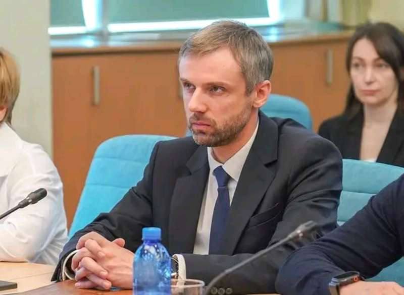 🔄 Кадрові зміни в Бердичеві: Костянтин Анучін звільняється, Михайло Май може стати новим заступником мера. У Бердичівській міській раді відбуваються чергові кадрові перестановки серед заступників міського голови, - повідомляє Ріо-Бердичів Один із заступників Сергія Орлюка — Костянтин Анучін — написав заяву на звільнення за власним бажанням. Питання про його звільнення та призначення нового заступника планують винести на позачергову сесію депутатів уже 9 квітня. Як усе починалося Костянтин Анучін отримав посаду заступника під час відсторонення Сергія Орлюка, коли обов’язки міського голови виконував секретар ради Богдан Коляда. Тоді Анучіну доручили сферу житлово-комунального господарства. Після повернення Сергія Орлюка до роботи у грудні 2025 року міський голова висловив скепсис щодо цих кадрових рішень. Згодом сферу ЖКГ передали заступниці Наталії Палкіній, а Анучіну запропонували зайнятися муніципальною інспекцією та культурною спадщиною. Після такого перерозподілу обов’язків він і написав заяву на звільнення. Новий кандидат Міський голова Сергій Орлюк пропонує на посаду заступника Михайла Мая — чинного начальника департаменту економічного розвитку. Орлюк назвав його «молодим, грамотним фахівцем», який зможе ефективно залучати гранти та розвивати власні доходи громади. Що вирішили депутати Учора, 2 квітня, депутатська комісія з питань бюджету та соціально-економічного розвитку розглянула ці кадрові питання. Депутати підтримали звільнення Костянтина Анучіна (голова комісії Юрій Нікалаєнко проголосував проти). Щодо призначення Михайла Мая — рішення було одноголосним. Питання винесуть на позачергову сесію 9 квітня. https://rio-berdychiv.info/novyny/polityka/sered-zastupnykiv-mera-berdycheva-vidbuvaiutsya-cherhovi-kadrovi-zminy #влада