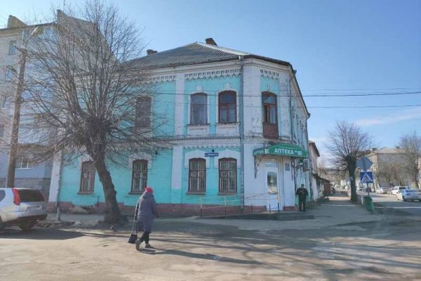 💊 Що буде з останньою комунальною аптекою Бердичева? Депутати розглянули план її ліквідації У Бердичівській міській раді сьогодні обговорювали майбутнє єдиної комунальної аптеки, яку бердичівляни знають як «Аптека матері та дитини». Депутати постійної комісії з гуманітарних питань заслухали пропозицію щодо подальшої долі закладу. Заступниця міського голови Олена Петрівська представила можливий план дій, - повідомляє Ріо-Бердичів 📌 У чому проблема? Заклад ледь зводиться кінці з кінцями, не має коштів навіть на ремонт приміщення і не приносить прибутку до бюджету. При цьому саме ця аптека залишається єдиною в місті та районі, де відпускають наркотичні (нарковмісні) препарати, які потрібні багатьом категоріям хворих. 🔄 Який план пропонує влада? Олена Петрівська запропонувала: • Ліквідувати комунальну аптеку як юридичну особу • Передати функцію відпуску нарковмісних препаратів аптечній мережі «Нова надія» (вона вже має кіоски в лікарнях і приміщення на Соборній площі) • Виставити приміщення аптеки на аукціон з оренди Важлива умова оренди — цілодобова робота, обов’язковий продаж нарковмісних ліків та проведення капітального ремонту за рахунок орендаря. За словами заступниці мера, потужні аптечні мережі, які вже працюють у Бердичеві, можуть зацікавитися вигідним розташуванням біля базару. ⚠️ Що далі? Депутати взяли інформацію до відома і перейшли до інших питань. Остаточне рішення щодо долі аптеки ще не ухвалене. Перший крок уже зроблено — в аптеці змінилася директорка. https://rio-berdychiv.info/novyny/medytsyna/shcho-bude-z-ostannoiu-komunalnoiu-aptekoiu-berdycheva