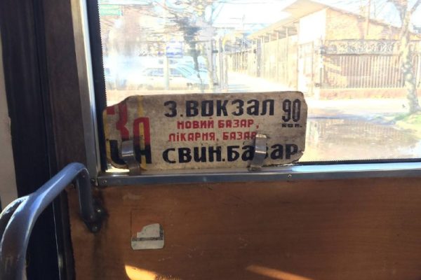 🚌 Знову про маршрутки: чи буде традиційний «спектакль» з підвищенням тарифу?. І знову перевізники просять підняти ціну проїзду — цього разу до розрахункових 27 гривень. Це вже стає традицією, яку ще за часів Василя Мазура добре відпрацювали: перевізники вимагають «захмарну» суму, мер публічно «притискає» їх, а в результаті виходить компромісна ціна — менша, ніж просили, але більша, ніж була. І всі нібито задоволені. Не випадково саме нещодавно проводили масові перевірки якості маршруток. Питання тільки в тому, що ті, хто перевіряє, і ті, хто щодня їздить у цих маршрутках, явно користуються різними «автобусами». Бердичівляни вже гадають: чим закінчиться цей раунд? Чекаємо «компроміс» у районі 18–19 гривень? А ви як думаєте — скільки реально має коштувати проїзд у бердичівській маршрутці в 2026 році? 🔔 Новини Бердичева | Пульс міста в Telegram: https://t.me/newsberd