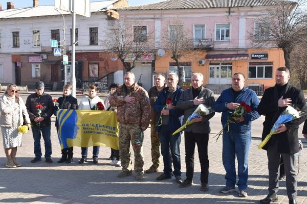 🇺🇦 14 квітня — день початку боротьби за свободу України. Сьогодні минає 12 років від початку антитерористичної операції — події, яка стала відправною точкою тривалого шляху боротьби за незалежність. 🕯️ Бердичівська громада схилила голови у пам’ять про тих, хто став на захист України у найважчі часи. 🌺 До меморіалу «Слава Героям!» та Алеї пам’яті поклали квіти: ▪️ міський голова Сергій Орлюк ▪️ секретар міської ради Богдан Коляда ▪️ представники району, військові, родини загиблих ▪️ депутати, громадськість та мешканці громади 💙💛 Саме завдяки Захисникам Україна вистояла і продовжує боротьбу. Їхній подвиг — це основа нашої сили, єдності та віри в перемогу. 😔 Скорбота за полеглими — у серці кожного: у родинах, у щоденному житті, у пам’яті, яка не згасає. 🙏 Честь тим, хто повернувся. 🕯️ Вічна слава тим, хто залишився у строю навіки. 🇺🇦 Низький уклін родинам загиблих Героїв.