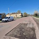 🛠️ У Бердичеві стартував сезон латкування доріг: комунальники вже фрезерують Ватутіна та Низгірецьку. З настанням теплих днів у Бердичеві розпочався традиційний сезон ямкового ремонту доріг. Комунальні служби разом із підрядниками вже вийшли на вулиці, щоб ліквідувати пошкодження, які залишила після себе зима. 🏗️ Хто працює і де саме? Ремонт виконує підрядна організація ТОВ «ОРАВТОБУД» спільно з МКП «Бердичівкомунсервіс». Наразі дорожники вже відфрезерували зношене покриття на двох вулицях: • вул. Ватутіна • вул. Низгірецька Далі на цих ділянках планують укласти новий шар асфальтобетону. 🚦 Пріоритети ремонту У першу чергу лататимуть магістральні дороги з найбільшим потоком транспорту, особливо ті, якими щодня їздять маршрутки. Це має покращити безпеку і комфорт пересування для бердичівлян. ⚠️ Важливо для водіїв Міська влада просить бердичівлян планувати свої маршрути з урахуванням роботи спецтехніки, бути уважними та дотримуватися тимчасових знаків. https://rio-berdychiv.info/novyny/zhkh/u-berdychevi-startuvav-sezon-latkuvannya-dorih