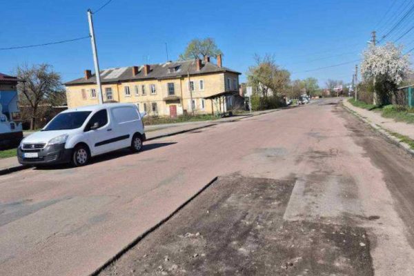🛠️ У Бердичеві стартував сезон латкування доріг: комунальники вже фрезерують Ватутіна та Низгірецьку. З настанням теплих днів у Бердичеві розпочався традиційний сезон ямкового ремонту доріг. Комунальні служби разом із підрядниками вже вийшли на вулиці, щоб ліквідувати пошкодження, які залишила після себе зима. 🏗️ Хто працює і де саме? Ремонт виконує підрядна організація ТОВ «ОРАВТОБУД» спільно з МКП «Бердичівкомунсервіс». Наразі дорожники вже відфрезерували зношене покриття на двох вулицях: • вул. Ватутіна • вул. Низгірецька Далі на цих ділянках планують укласти новий шар асфальтобетону. 🚦 Пріоритети ремонту У першу чергу лататимуть магістральні дороги з найбільшим потоком транспорту, особливо ті, якими щодня їздять маршрутки. Це має покращити безпеку і комфорт пересування для бердичівлян. ⚠️ Важливо для водіїв Міська влада просить бердичівлян планувати свої маршрути з урахуванням роботи спецтехніки, бути уважними та дотримуватися тимчасових знаків. https://rio-berdychiv.info/novyny/zhkh/u-berdychevi-startuvav-sezon-latkuvannya-dorih