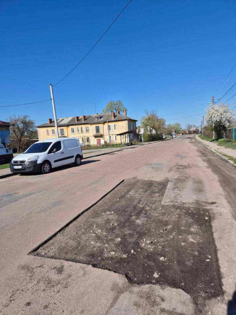🛠️ У Бердичеві стартував сезон латкування доріг: комунальники вже фрезерують Ватутіна та Низгірецьку. З настанням теплих днів у Бердичеві розпочався традиційний сезон ямкового ремонту доріг. Комунальні служби разом із підрядниками вже вийшли на вулиці, щоб ліквідувати пошкодження, які залишила після себе зима. 🏗️ Хто працює і де саме? Ремонт виконує підрядна організація ТОВ «ОРАВТОБУД» спільно з МКП «Бердичівкомунсервіс». Наразі дорожники вже відфрезерували зношене покриття на двох вулицях: • вул. Ватутіна • вул. Низгірецька Далі на цих ділянках планують укласти новий шар асфальтобетону. 🚦 Пріоритети ремонту У першу чергу лататимуть магістральні дороги з найбільшим потоком транспорту, особливо ті, якими щодня їздять маршрутки. Це має покращити безпеку і комфорт пересування для бердичівлян. ⚠️ Важливо для водіїв Міська влада просить бердичівлян планувати свої маршрути з урахуванням роботи спецтехніки, бути уважними та дотримуватися тимчасових знаків. https://rio-berdychiv.info/novyny/zhkh/u-berdychevi-startuvav-sezon-latkuvannya-dorih