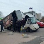 🚛 У центрі Бердичева вантажівка переламалася навпіл. 😳 Незвична ДТП сталася сьогодні зранку у центрі міста. 📍 Близько 9:00 на вулиці Європейській, біля зупинки, вантажівка фактично зігнулася навпіл і перекрила частину дороги. ⚠️ Що сталося: ▪️ кабіна вперлася бампером в асфальт ▪️ фургон із вантажем піднявся догори ▪️ транспорт опинився у неприродному положенні 👷‍♂️ Колеги водія оперативно прибули на місце та розвантажили вантажівку. 🚧 Наразі її евакуюють з проїжджої частини. ❓ Причини ДТП поки невідомі: можливо, технічна несправність або різке гальмування. Джерело https://rio-berdychiv.info/novyny/pryhody/u-tsentri-berdycheva-vantazhivka-perelamalasya-navpil