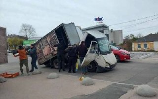 🚛 У центрі Бердичева вантажівка переламалася навпіл. 😳 Незвична ДТП сталася сьогодні зранку у центрі міста. 📍 Близько 9:00 на вулиці Європейській, біля зупинки, вантажівка фактично зігнулася навпіл і перекрила частину дороги. ⚠️ Що сталося: ▪️ кабіна вперлася бампером в асфальт ▪️ фургон із вантажем піднявся догори ▪️ транспорт опинився у неприродному положенні 👷‍♂️ Колеги водія оперативно прибули на місце та розвантажили вантажівку. 🚧 Наразі її евакуюють з проїжджої частини. ❓ Причини ДТП поки невідомі: можливо, технічна несправність або різке гальмування. Джерело https://rio-berdychiv.info/novyny/pryhody/u-tsentri-berdycheva-vantazhivka-perelamalasya-navpil