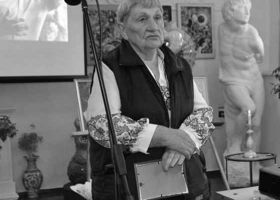 Бердичів у жалобі: відійшла у засвіти легендарна освітянка Анжела Цвєткова. З глибоким сумом повідомляємо, що Бердичівська громада втратила одну з найяскравіших постатей у сфері освіти. На 83-му році життя перестало битися серце Анжели Микитівни Цвєткової — людини, чиє ім’я стало символом професійності, мудрості та безмежної відданості вчительській справі. Шлях довжиною в життя, присвячений дітям Понад пів століття Анжела Микитівна віддала навчанню та вихованню молодих поколінь. Її педагогічний шлях розпочався з посади піонервожатої. Згодом, закінчивши Бердичівський педагогічний інститут, вона працювала вчителькою початкових класів, закладаючи фундамент знань для найменших школярів. Прагнення до самовдосконалення привело її до столичного університету імені Михайла Драгоманова на факультет природничих наук. Анжела Цвєткова викладала географію у загальноосвітній школі №1, де здобула визнання як одна зі ста найкращих освітян України. Багато років її серце належало табору відпочинку «Сокіл» (пізніше — «Соколятко»). Будучи його керівником, Анжела Микитівна створювала для дітей простір радості, дружби та незабутніх літніх спогадів. Захисниця прав педагогів та громадська діячка Протягом багатьох років Анжела Цвєткова очолювала міську організацію профспілки працівників освіти та науки. На цій посаді вона проявила себе як безкомпромісна захисниця прав педагогів та талановита управліниця, яка вивела роботу профспілки на якісно новий рівень. Її високий авторитет та професійні досягнення були підтверджені почесними званнями: «Відмінник освіти України» та «Заслужений працівник профспілки працівників освіти і науки України». Світла пам’ять Окрім професійних здобутків, Анжела Микитівна була люблячою матір’ю та бабусею, даруючи тепло і турботу своїй родині. Світлий образ видатної вчительки, мудрої жінки та справжньої патріотки свого міста назавжди залишиться у пам’яті Бердичівської громади. Вічна пам’ять.