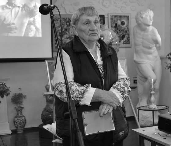 Бердичів у жалобі: відійшла у засвіти легендарна освітянка Анжела Цвєткова. З глибоким сумом повідомляємо, що Бердичівська громада втратила одну з найяскравіших постатей у сфері освіти. На 83-му році життя перестало битися серце Анжели Микитівни Цвєткової — людини, чиє ім’я стало символом професійності, мудрості та безмежної відданості вчительській справі. Шлях довжиною в життя, присвячений дітям Понад пів століття Анжела Микитівна віддала навчанню та вихованню молодих поколінь. Її педагогічний шлях розпочався з посади піонервожатої. Згодом, закінчивши Бердичівський педагогічний інститут, вона працювала вчителькою початкових класів, закладаючи фундамент знань для найменших школярів. Прагнення до самовдосконалення привело її до столичного університету імені Михайла Драгоманова на факультет природничих наук. Анжела Цвєткова викладала географію у загальноосвітній школі №1, де здобула визнання як одна зі ста найкращих освітян України. Багато років її серце належало табору відпочинку «Сокіл» (пізніше — «Соколятко»). Будучи його керівником, Анжела Микитівна створювала для дітей простір радості, дружби та незабутніх літніх спогадів. Захисниця прав педагогів та громадська діячка Протягом багатьох років Анжела Цвєткова очолювала міську організацію профспілки працівників освіти та науки. На цій посаді вона проявила себе як безкомпромісна захисниця прав педагогів та талановита управліниця, яка вивела роботу профспілки на якісно новий рівень. Її високий авторитет та професійні досягнення були підтверджені почесними званнями: «Відмінник освіти України» та «Заслужений працівник профспілки працівників освіти і науки України». Світла пам’ять Окрім професійних здобутків, Анжела Микитівна була люблячою матір’ю та бабусею, даруючи тепло і турботу своїй родині. Світлий образ видатної вчительки, мудрої жінки та справжньої патріотки свого міста назавжди залишиться у пам’яті Бердичівської громади. Вічна пам’ять.